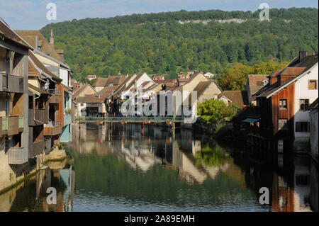 Ornans (nord-östlichen Frankreich): Häuser und Gebäude am Ufer der Saône Stockfoto