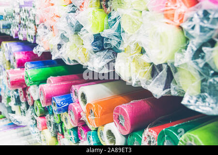 Rollen von farbigen Geschenkpapier auf Counter von speichern. Urlaub und scrapbooking Waren Stockfoto