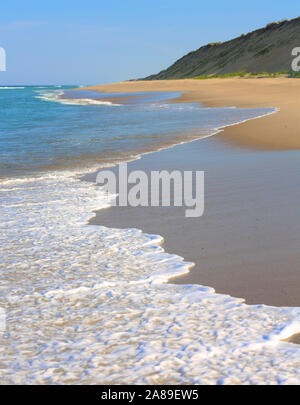 Am Strand an der Cape Cod National Seashore brechen Meereswellen Stockfoto