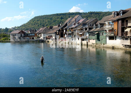 Ornans (nord-östlichen Frankreich): Häuser und Gebäude am Ufer der Saône Stockfoto