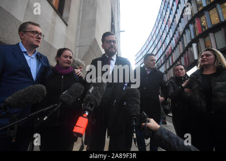 Jodie Chesney Vater spricht Petrus außerhalb des Old Bailey in London, nach Svenson Ong-a-Kwie, 19, und ein 17-jähriger Junge schuldig im Old Bailey von der Ermordung der Girl Scout gefunden worden. Ihre Mitangeklagten manuelle Petrovic, 20, und ein 16-jähriger Junge wurde des Mordes gelöscht, nachdem die Jury für weniger als sechs Stunden beraten. PA-Foto. Bild Datum: Donnerstag, 7. November 2019. Siehe PA Geschichte GERICHTE Jodie. Photo Credit: Victoria Jones/PA-Kabel Stockfoto