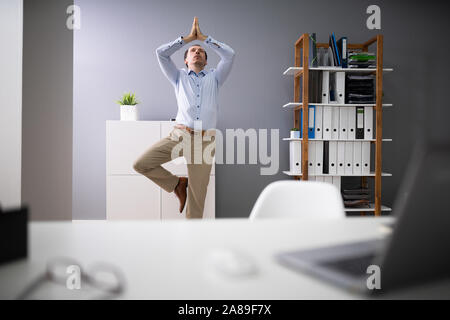 Portrait einer jungen Geschäftsmann Stretching im Büro Stockfoto