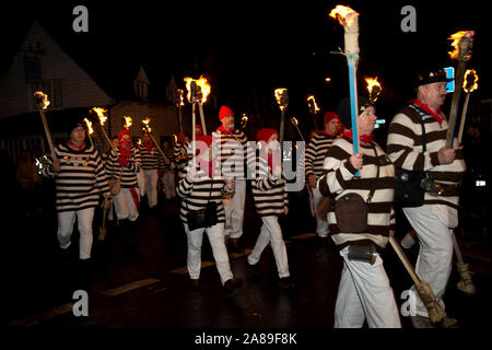 5. November 2019. Bonfire Night, Lewes, Sussex. Eine Menschenmenge gekleidet als Schmuggler am Umzug teil. Stockfoto