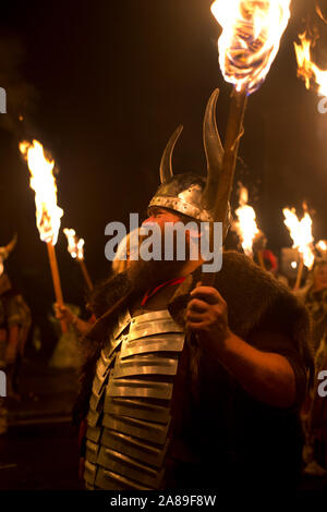 5. November 2019. Bonfire Night, Lewes, Sussex. Ein Mann gekleidet wie ein Wikinger an der Parade findet Stockfoto