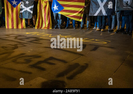 Mitglieder der Anonymen Katalonien und Anhänger von Julian Assange Masken tragen während Million Maske März in Barcelona zeigen. Stockfoto