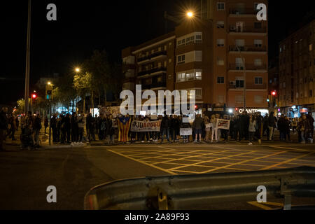 Dutzende von Nachbarn, die in der Regel über Hundert, schneiden Avinguda Meridiana jeden Tag gegen das Urteil im Prozess gegen 1 Okt, 2017 zu protestieren. Stockfoto