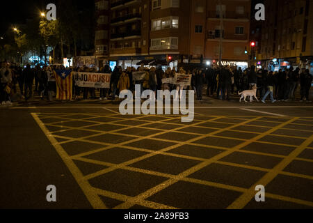 Dutzende von Nachbarn, die in der Regel über Hundert, schneiden Avinguda Meridiana jeden Tag gegen das Urteil im Prozess gegen 1 Okt, 2017 zu protestieren. Stockfoto