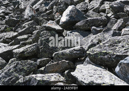 Dump der Steine für den Bau. Steinbruch mit Felsbrocken. Berg Moraine, Barriere für Touristen. Stockfoto
