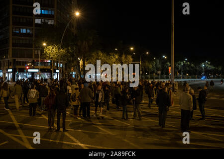 Dutzende von Nachbarn, die in der Regel über Hundert, schneiden Avinguda Meridiana jeden Tag gegen das Urteil im Prozess gegen 1 Okt, 2017 zu protestieren. Stockfoto