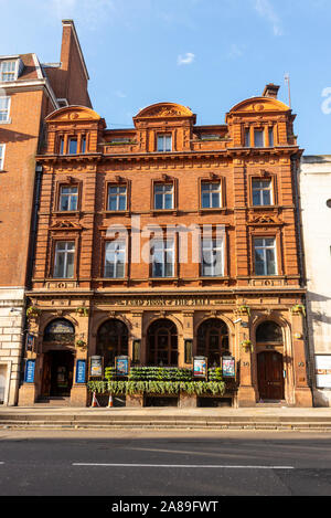 Der Herr mond Der Mall Wetherspoon Pub Schild in Whitehall, London, UK. Beliebte mit pro Brexit und Tommy Robinson Unterstützer Stockfoto