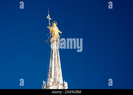 Goldene Statue der Jungfrau Mary genannt Madonnina, auf dem Dach des Duomo Kathedrale, ist das Wahrzeichen von Mailand, Italien Stockfoto