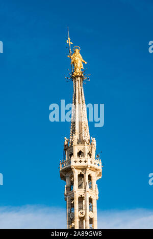 Goldene Statue der Jungfrau Mary genannt Madonnina, auf dem Dach des Duomo Kathedrale, ist das Wahrzeichen von Mailand, Italien Stockfoto