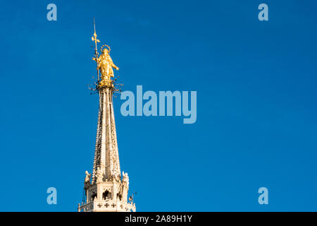 Goldene Statue der Jungfrau Mary genannt Madonnina, auf dem Dach des Duomo Kathedrale, ist das Wahrzeichen von Mailand, Italien Stockfoto