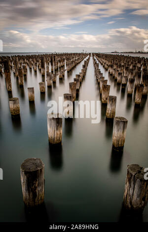 4 Nov 19. Melbourne, Australien. Original Pylone, ca. 1912 von Prinzessin Pier in Port Melbourne, Victoria. Stockfoto