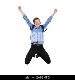 Teenage Kerl sprang hoch in die Luft überglücklich, hob die Hand, gestikulierend Glück isoliert auf Weiss. Aufgeregt jungen feiern den Beginn der Ferien. St Stockfoto