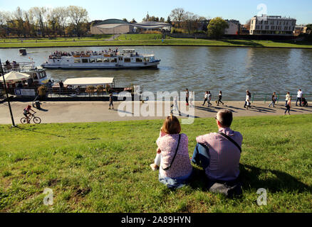 Krakau. Krakau. Polen. Kleine touristische Schiffe auf Kreuzfahrt auf dem Fluss Weichsel. Die Leute zu beobachten. Stockfoto