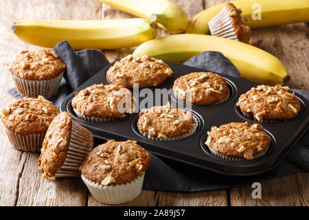 Gesunde Ernährung Banane Walnüsse Muffins close-up in einer Auflaufform auf den Tisch. Horizontale Stockfoto