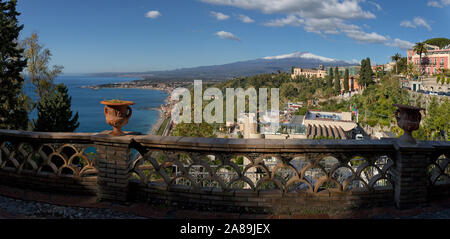 Taormina und Mt. Vulkan Ätna im Hintergrund - Sizilien. Stockfoto