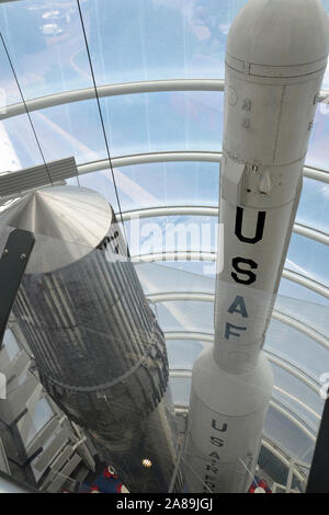 USAF Thor in der Lage, Raketen und blauen Streifen am National Space Centre, Leicester, Leicestershire, Großbritannien Stockfoto