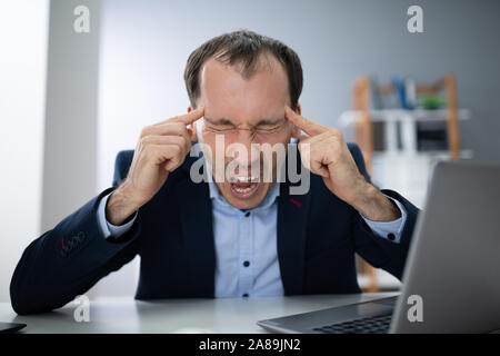 Betonte junge Unternehmer Schreien im Büro Stockfoto