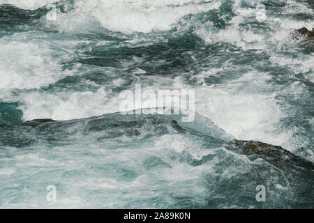 Blau sprudelnden Wasser der Mountain River. Ozean Flut von türkisfarbenem Meer Stockfoto