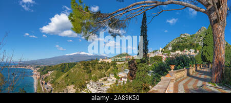 Taormina und Mt. Vulkan Ätna im Hintergrund - Sizilien. Stockfoto