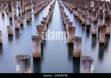 4 Nov 19. Melbourne, Australien. Original Pylone, ca. 1912 von Prinzessin Pier in Port Melbourne, Victoria. Stockfoto