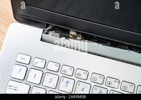 Beschädigte Laptop mit defektem Bildschirm Anlage Stockfoto