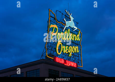 Portland Oregon Altstadt Leuchtreklame in der Dämmerung Stockfoto