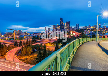 Skyline von Seattle, Washington USA bei Dämmerung Stockfoto