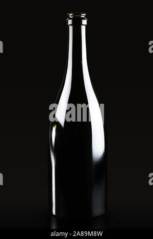 Schwarzes Glas Flasche Champagner Wein auf schwarzem Hintergrund Stockfoto