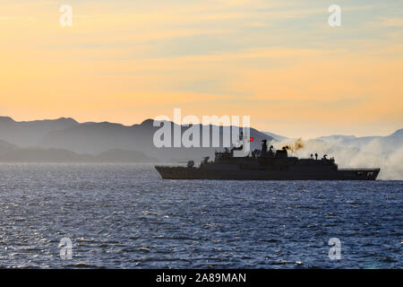 TCG Oruçreis (F-245), ist eine türkische Barbaros-Klasse Fregatte in norwegischen Gewässern während der NATO-Krieg-Spiele Stockfoto