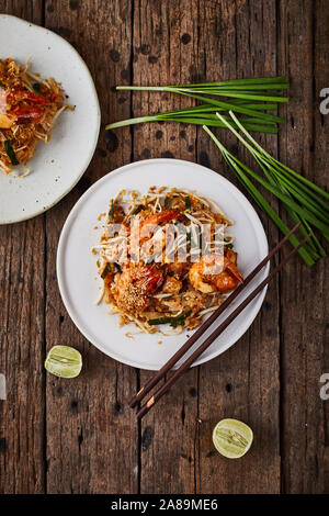 Padthai Nudeln mit Garnelen und Gemüse. Stockfoto