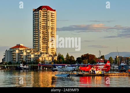 Ein Blick auf die Landschaft im Hafen von Nanaimo mit dem Flugzeugdock Und hohe Wohngebäude im Hintergrund Stockfoto