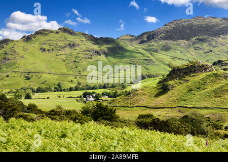 Fiel Fuß Bauernhof im Little Langdale Valley neben Schloss Howe rock und Birk fiel und Hawse Wetherlam peaks Lake District, England Stockfoto