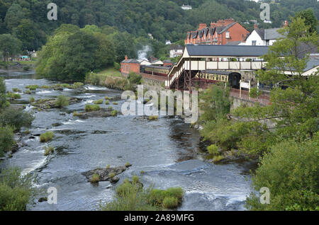 Fluss Dee; Llangollen, Denbighshire; Wales; Vereinigtes Königreich; Vereinigtes Königreich; Europa. rauschenden Bach; Llangollen Railway Station. Stockfoto