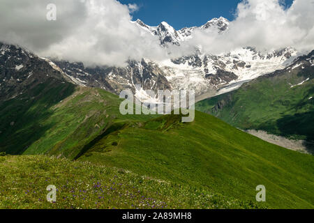 Blick von der Aussicht vom Chkhutnieri Pass, obere Swanetien, Georgien Stockfoto