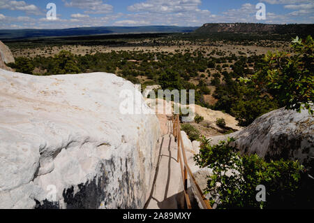Einen Pfad und Schritte bis zu (oder von) den Gipfel des El Morrow, ein Sandstein cuesta im Nordwesten von New Mexico. Stockfoto