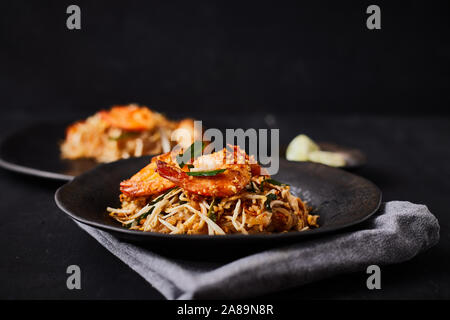Padthai Nudeln mit Garnelen und Gemüse. Stockfoto