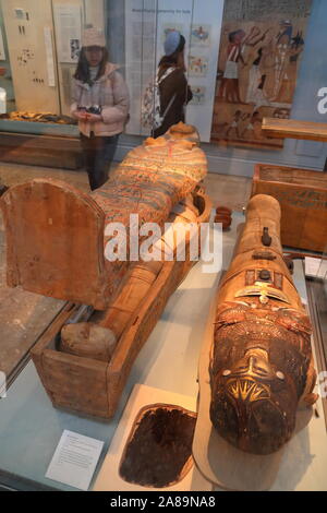 Holzsarg von einer nicht identifizierten Frau im Britischen Museum in London gemalt, Großbritannien Stockfoto