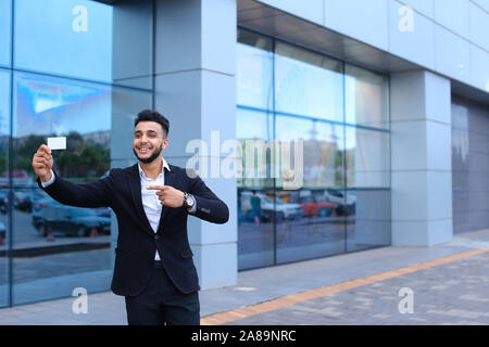 Junge arabische Mann zeigen zeigt Karte business center Stockfoto