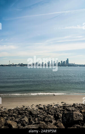 Blick auf die Skyline von Seattle Alki Beach in West Seattle, Washington State. Stockfoto