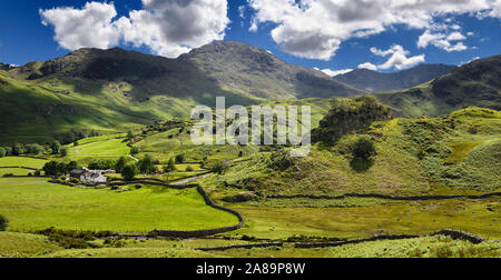 Fiel Fuß Bauernhof im Little Langdale Valley neben Schloss Howe rock und Wetherlam Swirl How und große Carrs peaks Lake District, England Stockfoto