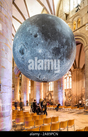 Künstler Luke Jerram's Museum der Mond (7 m Durchmesser) in das Kirchenschiff der Kathedrale von Gloucester im Oktober 2019 - Gloucester UK Stockfoto