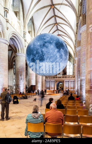 Künstler Luke Jerram's Museum der Mond (7 m Durchmesser) in das Kirchenschiff der Kathedrale von Gloucester im Oktober 2019 - Gloucester UK Stockfoto