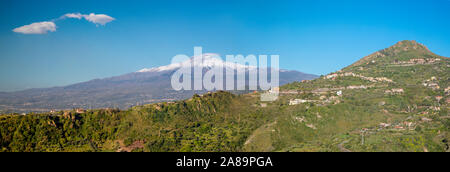 Taormina - der Mt. Vulkan Ätna in der sizilianischen Landschaft. Stockfoto