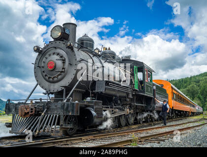 Die Dampflokomotive für den Mt. Rainier railroad bereitet die Elbe, Washington auf einem sumer Ausflug zu verlassen. Stockfoto