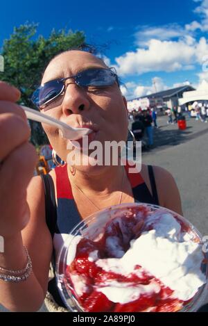 Die Frau an der County Fair genießen Sie eine köstliche Eisbecher Stockfoto