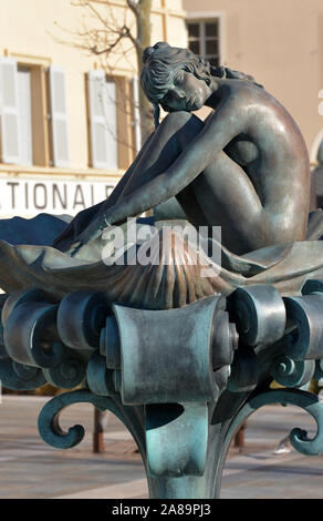 Statue der französische Star Brigitte Bardot nach St. Tropez vor der Gendarmerie station Stockfoto