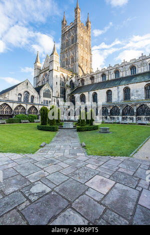 Die schön geschnitzt und verziert fünfzehnten Jahrhundert Turm der Kathedrale von Gloucester Gloucester UK gesehen vom Garth oder das Kloster Garten.. Stockfoto